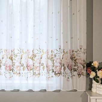 Kusová záclona voálová RŮŽE, růžová na bílé, s řasicí páskou a olůvkem, (více rozměrů)