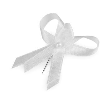 Svatební mašlička – vývazek bílý satén s perličkou a špendlíkem, šířka 35mm (ruční výroba)