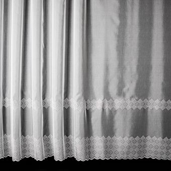 Voálová záclona 8634-2B vyšívané kosočtverce v pruzích, s bordurou, bílá (více výšek, v metráži)