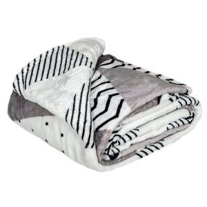 Deka z mikroflanelu MyHouse TRIANGLE GREY šedé trojúhelníky, 150x200cm