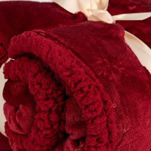 Deka z mikrovlákna vánoční QK-225, vytlačené vločky, tmavě červená s beránkem 150x200cm